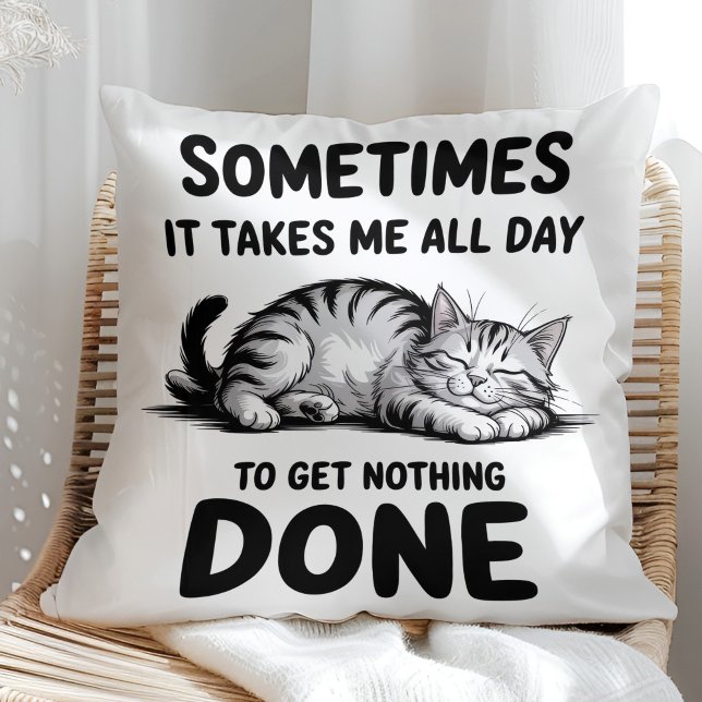 Coussin "All Day Doing Nothing" Funny Lazy Cat ("All Day Doing Nothing" Funny Lazy Cat Throw Pillow in a sunny boho neutral rattan chair)