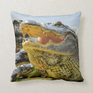 Coussin Alligator. Face à face
