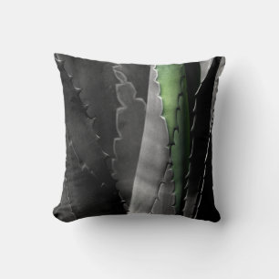Coussin Aloe - Photographie de Macro Art en noir et blanc