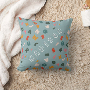 Coussin Alphabet en désordre ludique motif monogramme