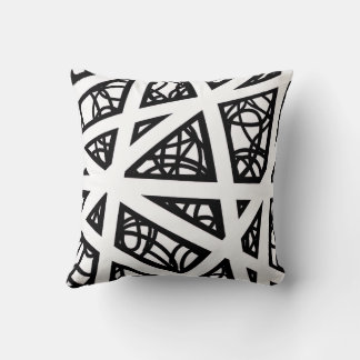 Coussin Angles in Black and White