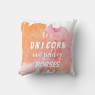 Coussin Aquarelle Be a Unicorn in a Field of Throw Pillow