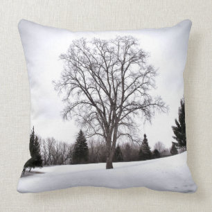 Coussin Arbre dans la neige tôt de ressort de paysage
