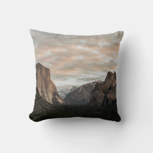 COUSSIN ARBRES VERTS PRÈS DE LA MONTAGNE BROWN SOUS LE CIE