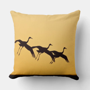 Coussin Atterrissage de la grue de Sandhill au coucher du 