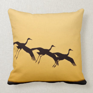 Coussin Atterrissage de la grue de Sandhill au coucher du