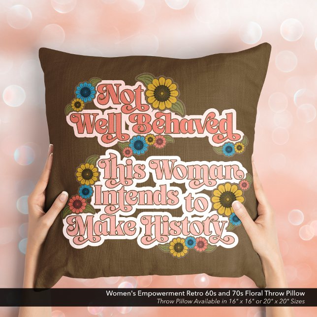 Coussin Autonomisation des femmes dans les années 60 rétro (Not Well Behaved - Women's Empowerment Throw Pillow with a Retro 60s and 70s Floral Design.)