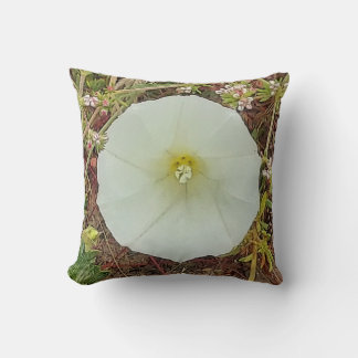 Coussin avec grande fleur blanche
