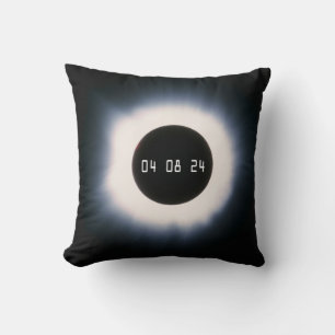 Coussin Avril 2024 Éclipse solaire totale en noir et blanc