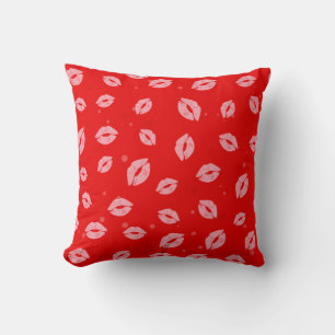 Coussin Baisers de rouge à lèvres rose sur fond rouge moti