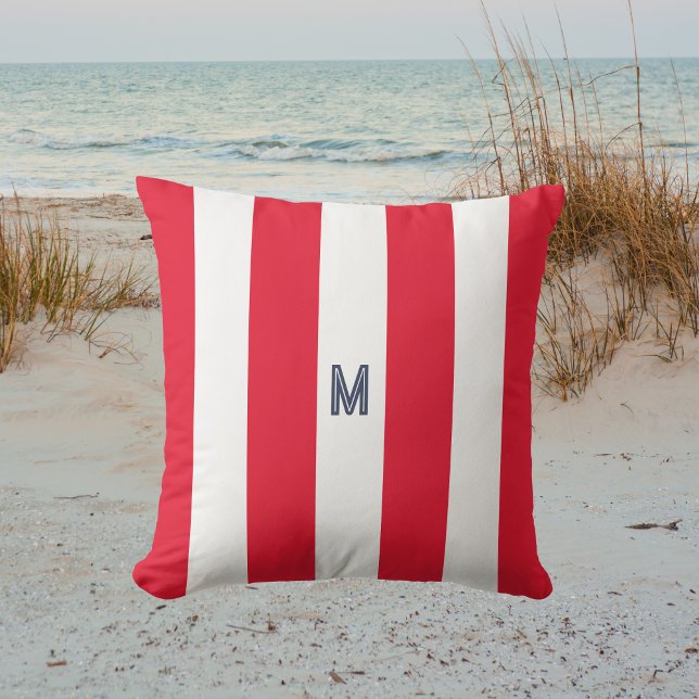 Coussin Bande de cabane rouge et monogramme de marine pers (Créateur téléchargé)