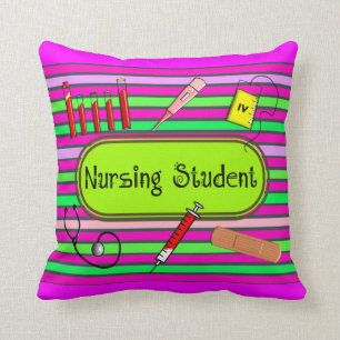 Coussin barré par étudiant de soins