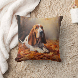 Coussin Basset Hound dans les feuilles d'automne qui tombe