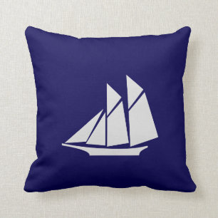 Coussin Bateau élégant blanc sur fond bleu marine