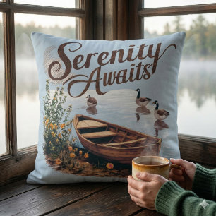 Coussin Bateau sur le lac serein avec oies et fleurs sauva