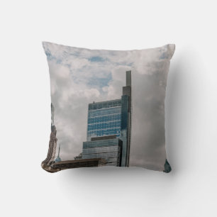 COUSSIN BÂTIMENT EN BÉTON GRIS SOUS LE CIEL NUAGE PENDANT