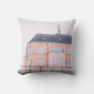 COUSSIN BÂTIMENT EN BÉTON ORANGE ET BLANC