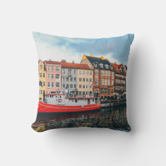 COUSSIN BÂTIMENT EN BÉTON ROUGE ET BLANC