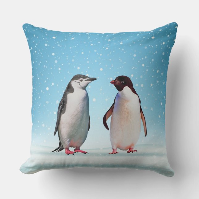 Coussin Beau couple de pingouins sur bleu clair (Recto)