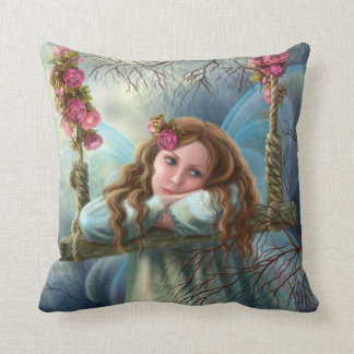 Coussin beau jeune papillon de fée sur balançoire