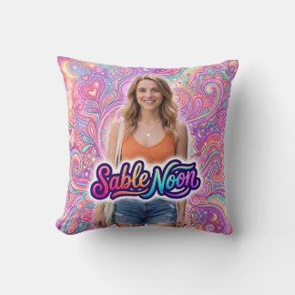 Coussin Beauté de Sable Noon Pose #1 avec fond coloré