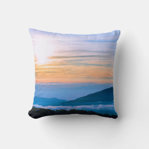 Coussin Belle scène de brouillard avec montagnes
