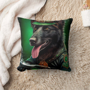 Coussin Berger belge conduisant un vélo Saint-Patrick