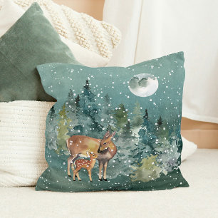 Coussin Biche et faon dans une forêt enneigée sous la plei