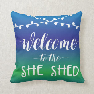 Coussin Bienvenue dans le Shed Elle avec des lampes à cor
