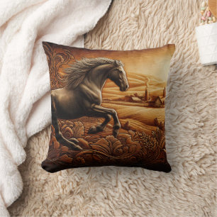 Coussin Black Horse Galloping dans les champs d'or