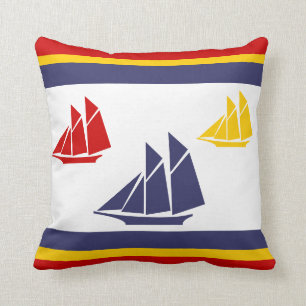 coussin blanc marine bleu, jaune et rouge