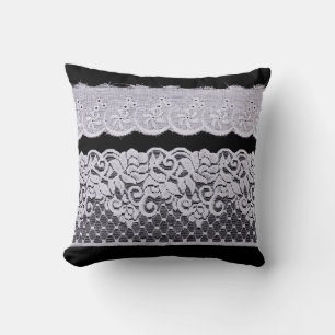 Coussin Blanche dentelle ornementale isolée sur arrière -