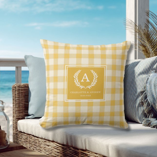 Coussin Blason de monogramme à carreaux jaunes (Yellow Gingham Monogram Crest Throw Pillow)