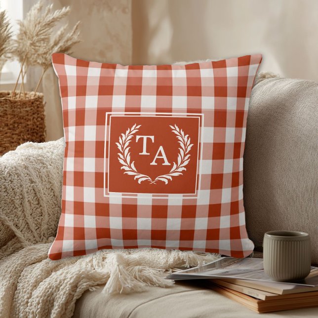 Coussin Blason de monogramme à carreaux orange-rouge (Orange-Red Gingham Monogram Crest Throw Pillow)