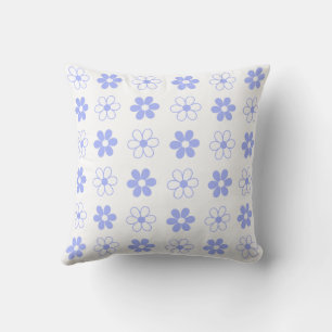 Coussin Bleu ciel et fleurs blanches sur fond blanc