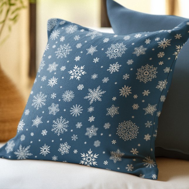 Coussin Bleu de la marine de snowflacon d'hiver blanc (Créateur téléchargé)