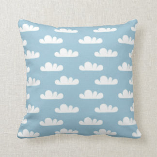 Coussin bleu de motif de nuages