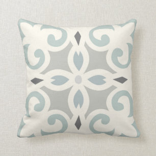 Coussin Bleu, gris et carreau neutre modelé par crème