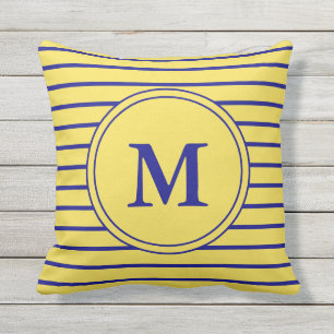 Coussin Bleu marine décoré d'un monogramme et motif rayé