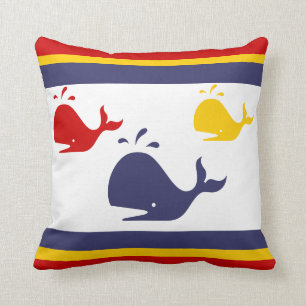 Coussin bleu marine, jaune, et baleines rouges sur le