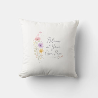 Coussin Bloom at Your Own Pace – Soft Floral Inspirational