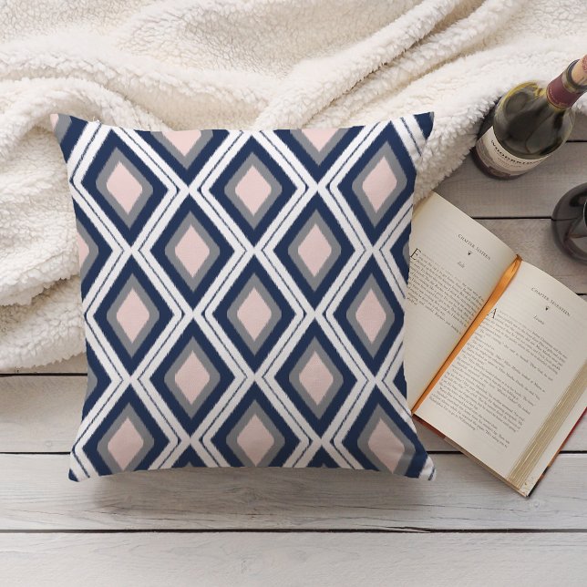 Coussin Blush et Navy Diamond Ikat Motif (Créateur téléchargé)
