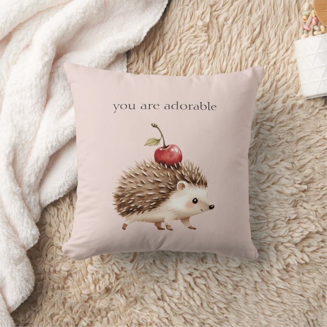 Coussin Blush Pink Red Cherry Adorable Hedgehog (Couverture)