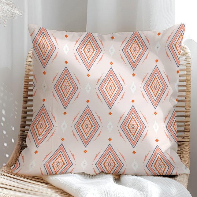Coussin Blush rose Burange Orange Navajo Diamond Motif (Pink Burnt Orange Navajo Diamond Shape Throw Pillow in a sunny rattan armchair)