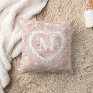 Coussin Blush Rose Perle Monogramme en forme de cœur 