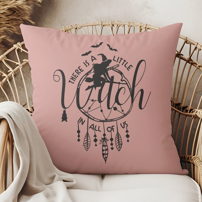 Coussin Boho Witch Vibes Fourre-tout - Petite sorcière en  (Boho Witch Vibes – Little Witch in All of Us Throw Pillow in a boho rattan armchair.)