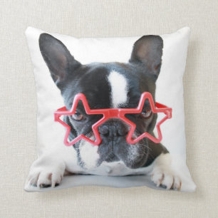 Coussin Bouledogue français avec les verres rouges