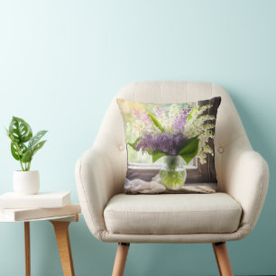 Coussin Bouquet de muguet et de lilas près de la fenêtre