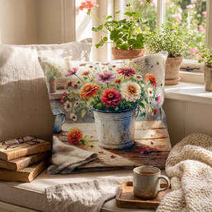 Coussin Bouquet rustique de fleurs dans un seau, nature mo
