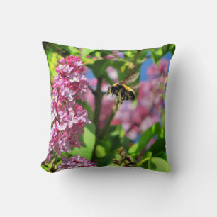 Coussin Bumble Bee Landing sur Lilacs